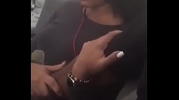 marido com a mão na buceta da mulher dentro do avião
