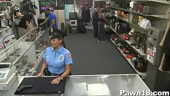 Policial fodendo na loja do sexo