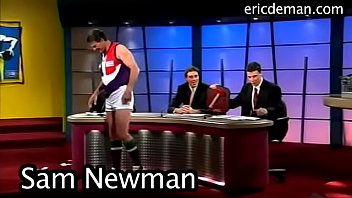 Jornalista abaixa a cueca do jogador de rugby na tv