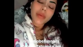 MC Mirella pagando peitinho no instagram