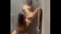 Jovencitas jugando en la ducha